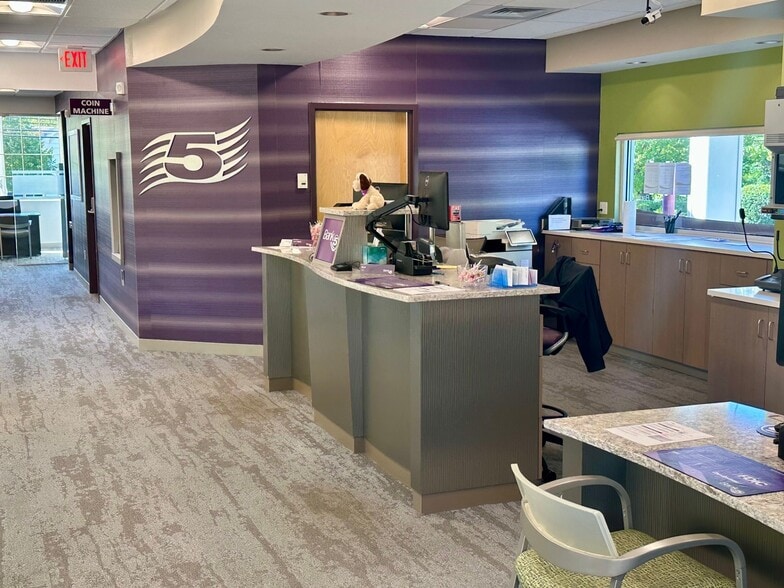 590 Metacom Ave, Bristol, RI for lease - Building Photo - Image 3 of 4