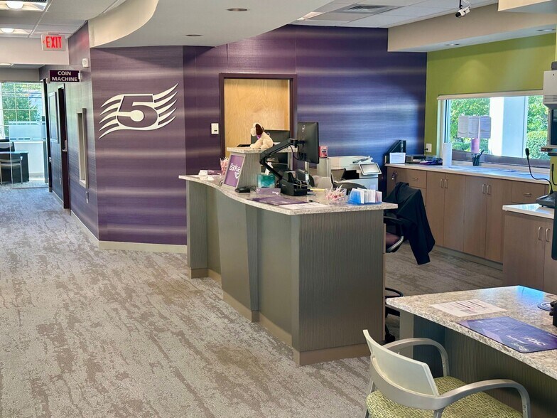 590 Metacom Ave, Bristol, RI à louer - Photo du bâtiment - Image 3 de 4