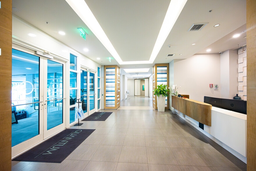 1900 N Bayshore Dr, Miami, FL for sale - Lobby - Image 2 of 17