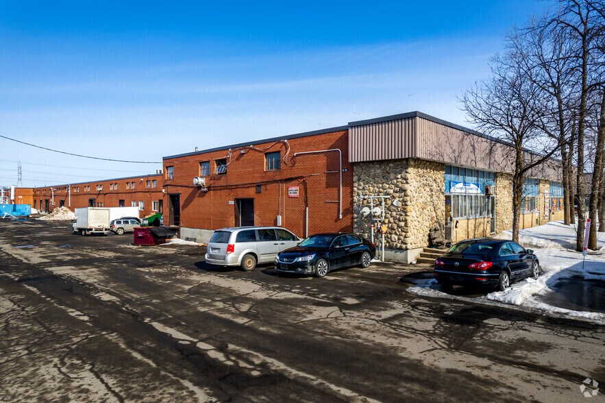 4587-4625 Boul des Grandes-Prairies, Montréal, QC for lease - Primary Photo - Image 1 of 4