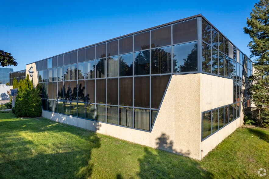 70 Valleywood Dr, Markham, ON à louer - Photo du bâtiment - Image 2 de 6