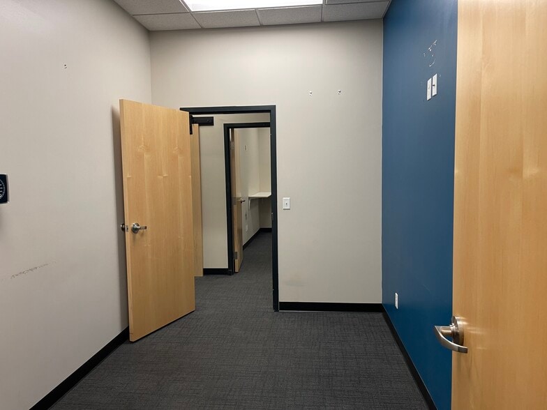 211 Sioux Point Rd, Dakota Dunes, SD for lease - Interior Photo - Image 3 of 13