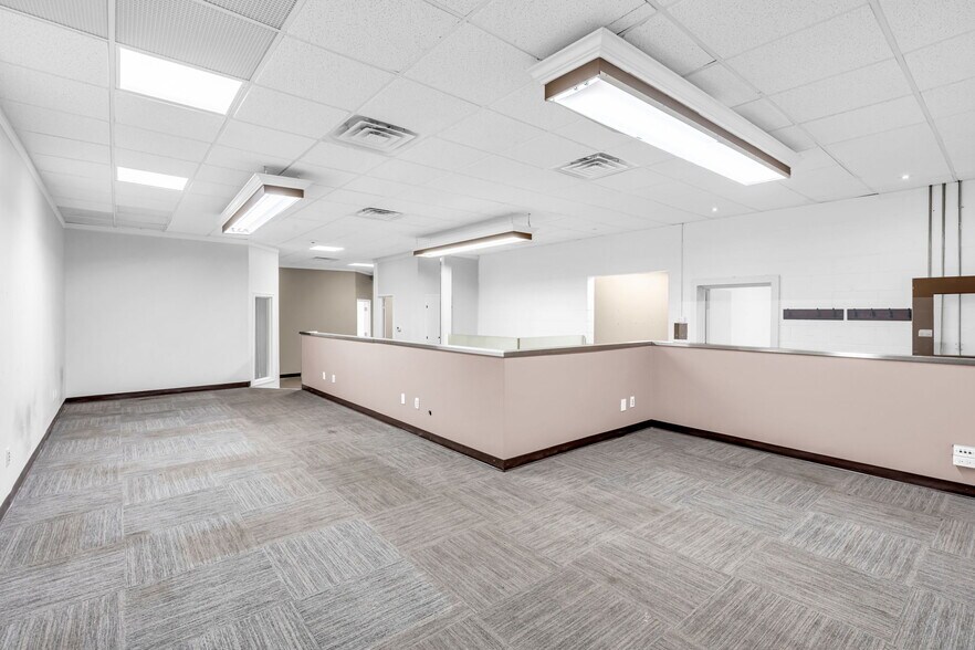 2710 Lancaster Rd, Ottawa, ON à vendre - Photo du bâtiment - Image 3 de 8