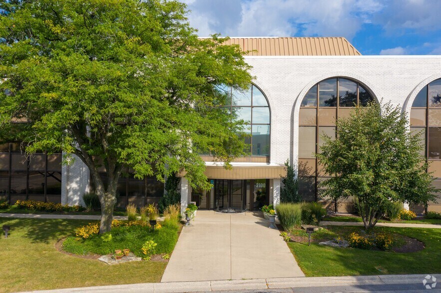 2100 Clearwater Dr, Oak Brook, IL à vendre - Photo du bâtiment - Image 3 de 8