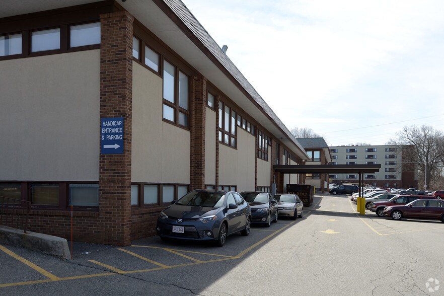 333 School St, Pawtucket, RI à louer - Photo du bâtiment - Image 3 de 14