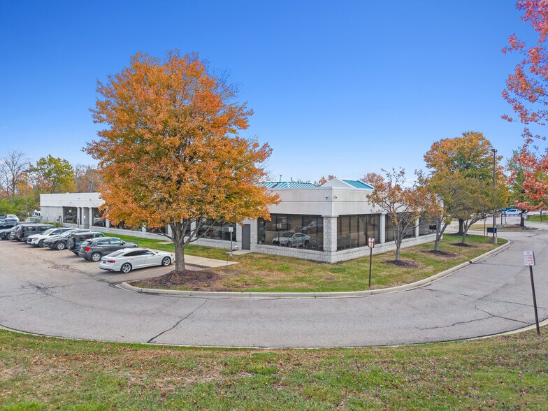 48150 Grand River Ave, Novi, MI à vendre - Photo du bâtiment - Image 2 de 6