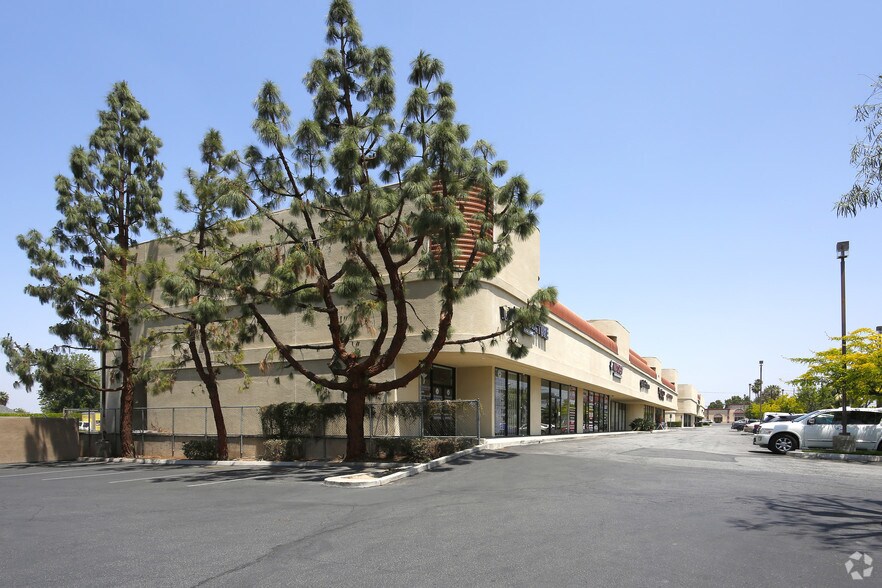 9901 Indiana Ave, Riverside, CA à louer - Photo du bâtiment - Image 2 de 5