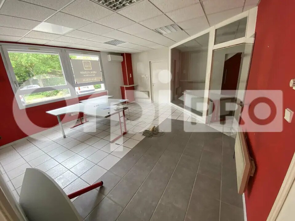 Retail in Villefranche-sur-Saône for lease Interior Photo- Image 1 of 48