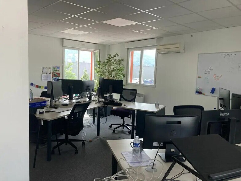 Office in Crolles for lease - Interior Photo - Image 2 of 3