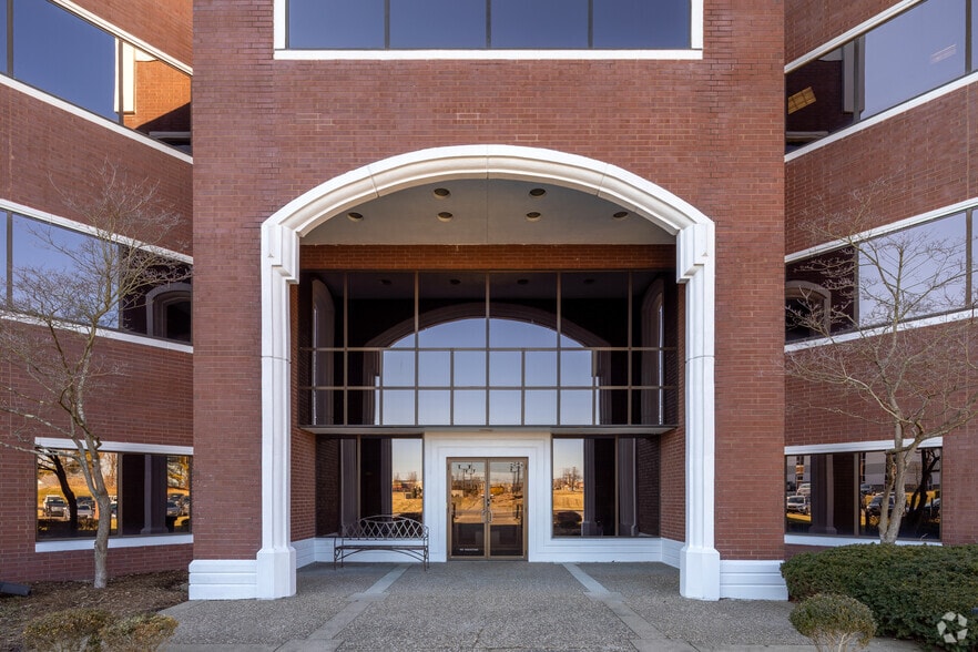 12910 Shelbyville Rd, Louisville, KY à vendre - Photo du bâtiment - Image 3 de 11