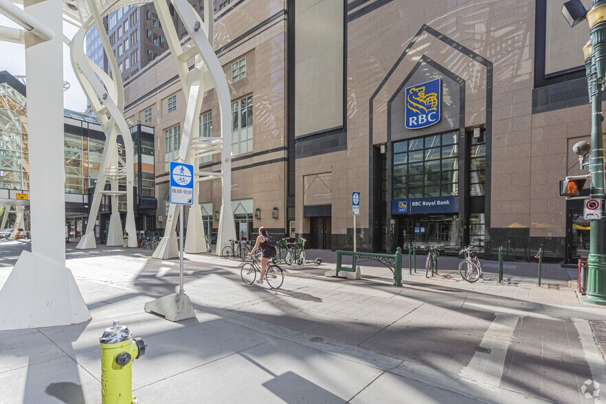 335 8th Ave SW, Calgary, AB à louer - Photo du bâtiment - Image 3 de 25