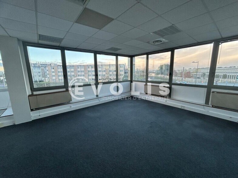 Office in Bordeaux for lease - Interior Photo - Image 3 of 7