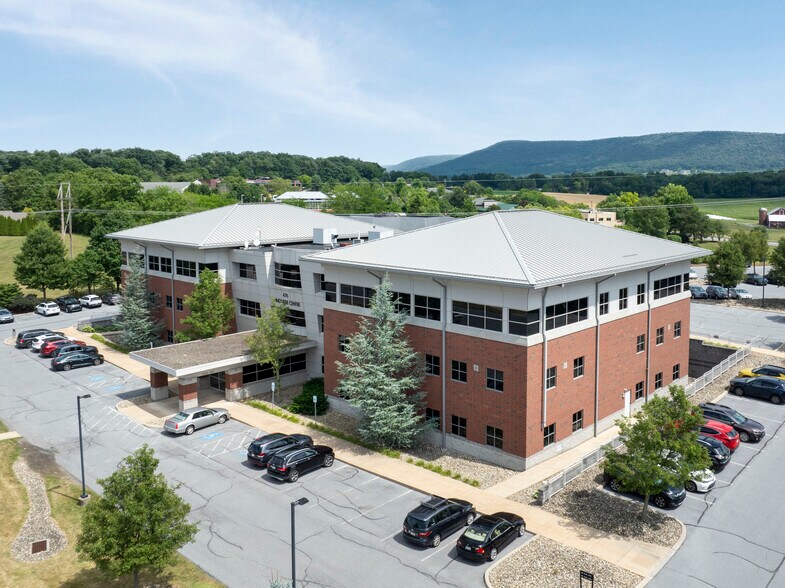 476 Rolling Ridge Dr, State College, PA à vendre - Photo du bâtiment - Image 2 de 13