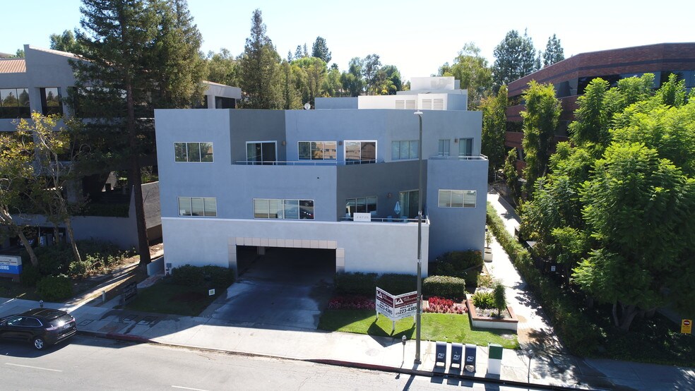 20720 Ventura Blvd, Woodland Hills, CA à louer - Photo du bâtiment - Image 3 de 8