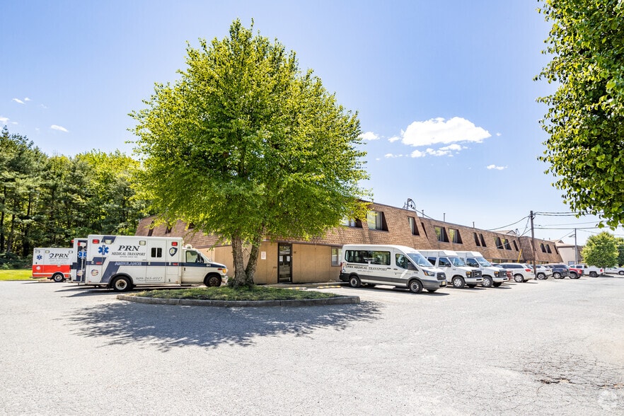 300-308 E Park Ave, Hainesport, NJ for lease - Building Photo - Image 2 of 9