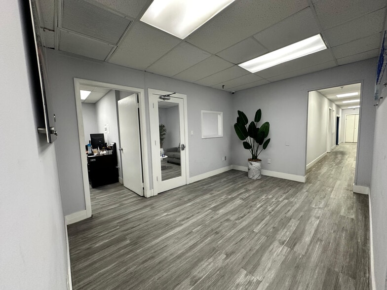 215 W 75th Pl, Hialeah, FL for sale - Building Photo - Image 2 of 5