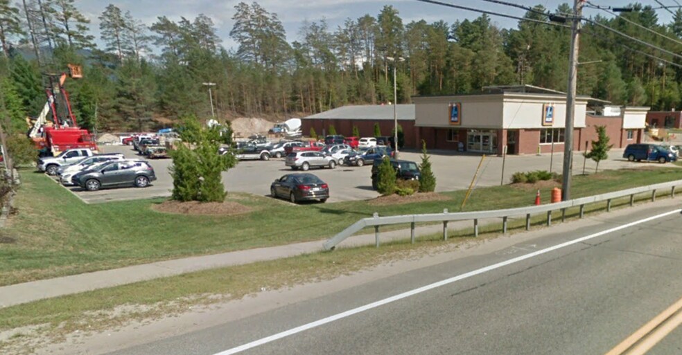 587 Lake Flower Ave, Saranac Lake, NY à vendre - Photo du bâtiment - Image 2 de 4