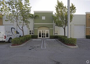 2071 NW 112th Ave, Miami, FL à louer Photo du bâtiment- Image 2 de 3