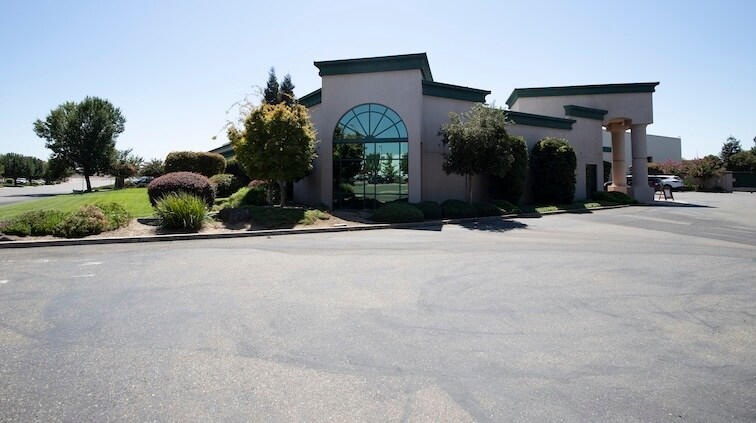900 Wakefield Dr, Oakdale, CA à vendre - Photo du bâtiment - Image 3 de 13