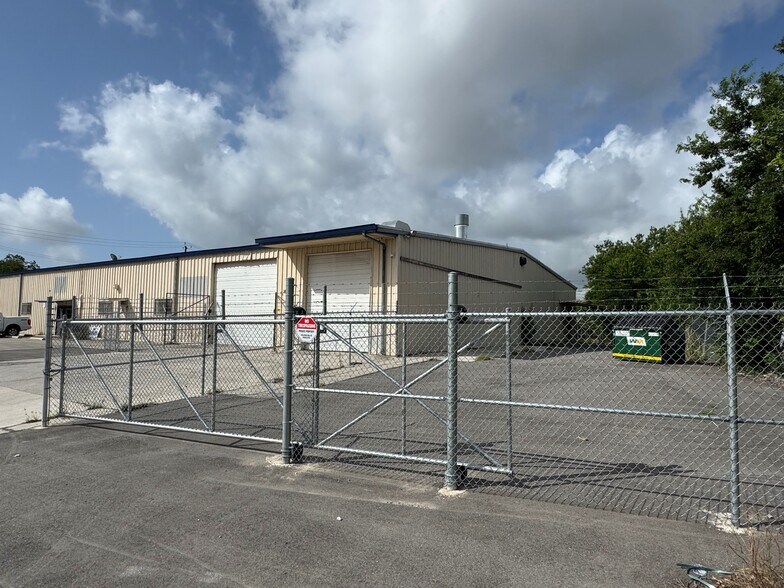 1222 Chulie Dr, San Antonio, TX à louer - Photo du bâtiment - Image 2 de 20