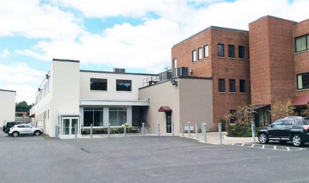 44-46-48 Shelter Rock Road portfolio of 3 properties for sale on LoopNet.ca - Building Photo - Image 3 of 4