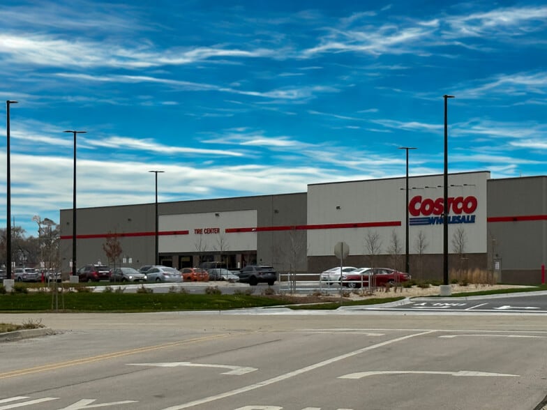 721 Crimson Ln, Yorkville, IL for sale - Building Photo - Image 2 of 55