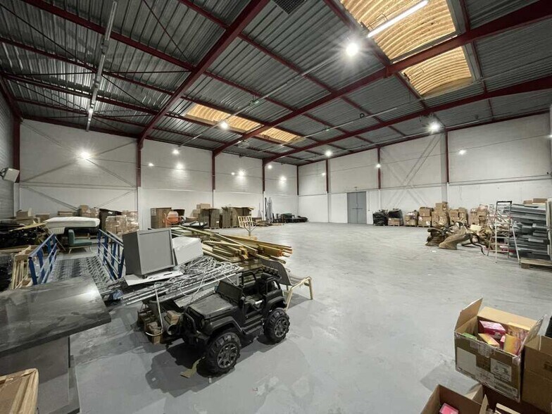 Industrial in Créteil for lease - Interior Photo - Image 2 of 14