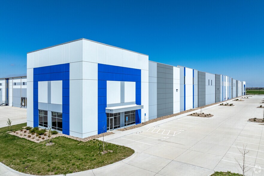 12501 Plum Dr, Urbandale, IA à vendre - Photo du bâtiment - Image 2 de 6