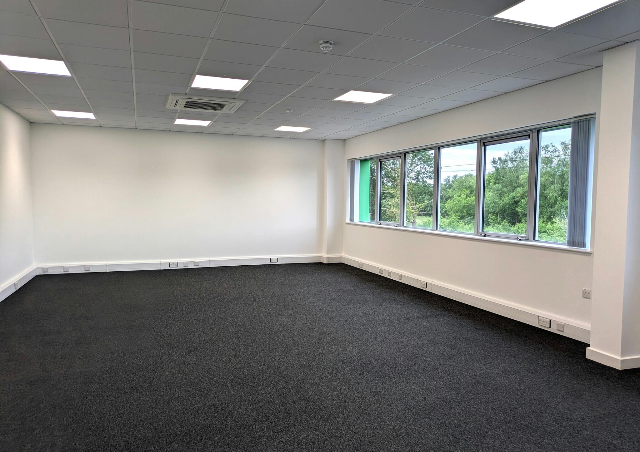 Hanworth Ln, Chertsey for lease Interior Photo- Image 1 of 3