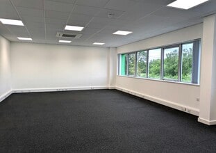 Hanworth Ln, Chertsey for lease Interior Photo- Image 1 of 3