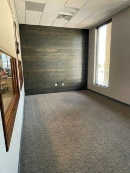 2128 Midlands Ct, Sycamore, IL for lease - Interior Photo - Image 3 of 7