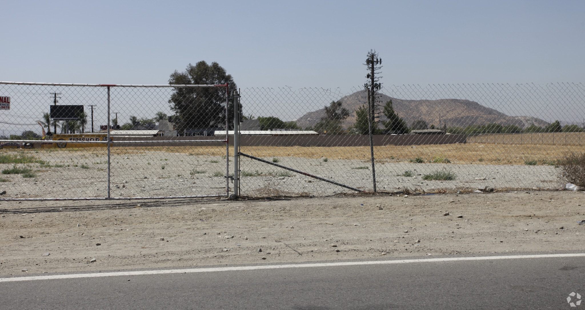 10930 Cedar Ave, Bloomington, CA for lease Primary Photo- Image 1 of 6