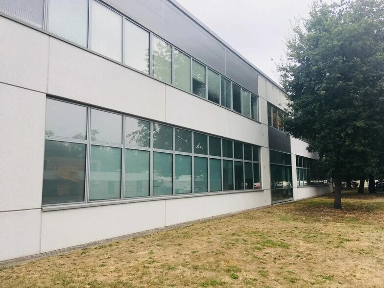 Bureau dans ÉRAGNY à louer - Photo du bâtiment - Image 3 de 4