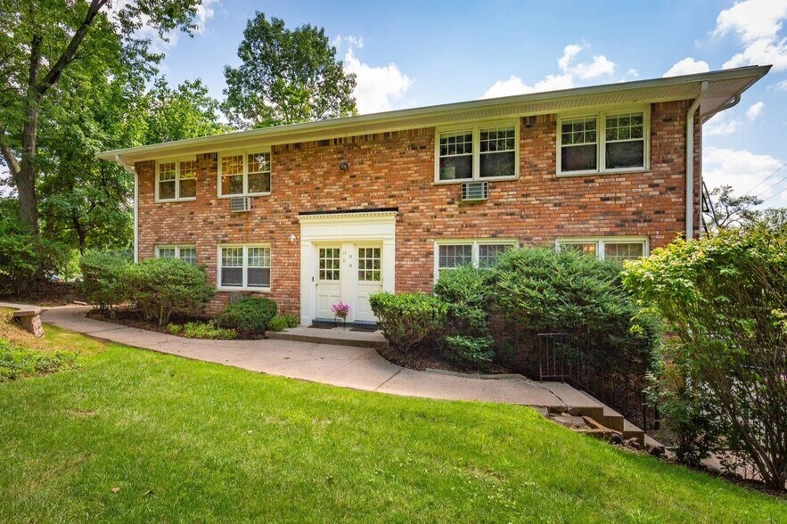 14 Walden Pl, Montclair, NJ à vendre - Photo du bâtiment - Image 3 de 22