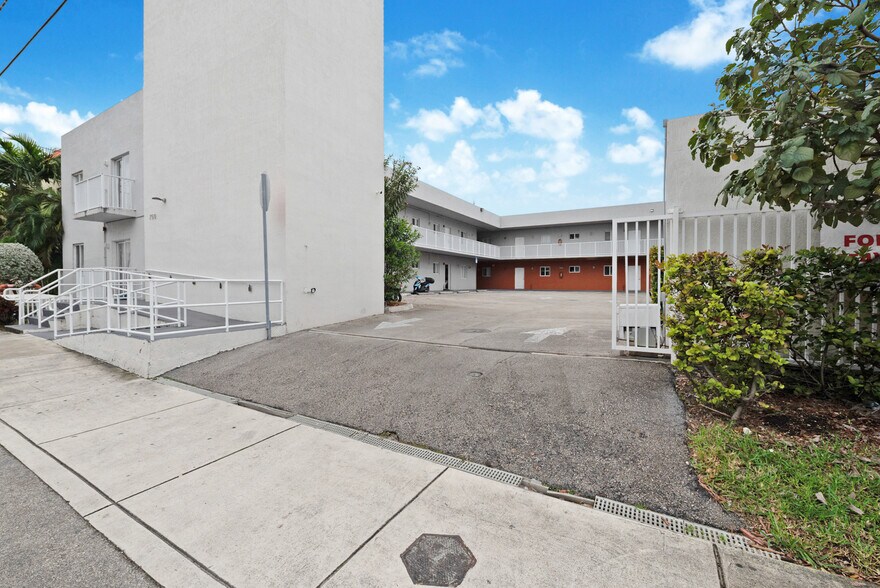 750 SW 2nd St, Miami, FL à vendre - Photo du bâtiment - Image 3 de 22