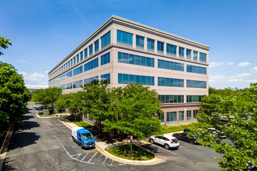 14900 Conference Center Dr, Chantilly, VA for lease - Building Photo - Image 3 of 10