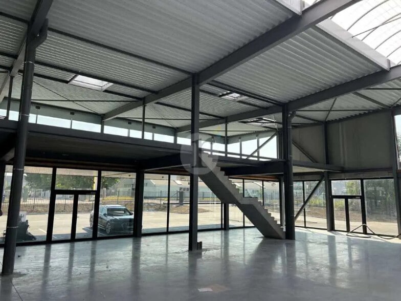 Bureau dans Neuville-en-Ferrain à louer - Photo intérieure - Image 3 de 7