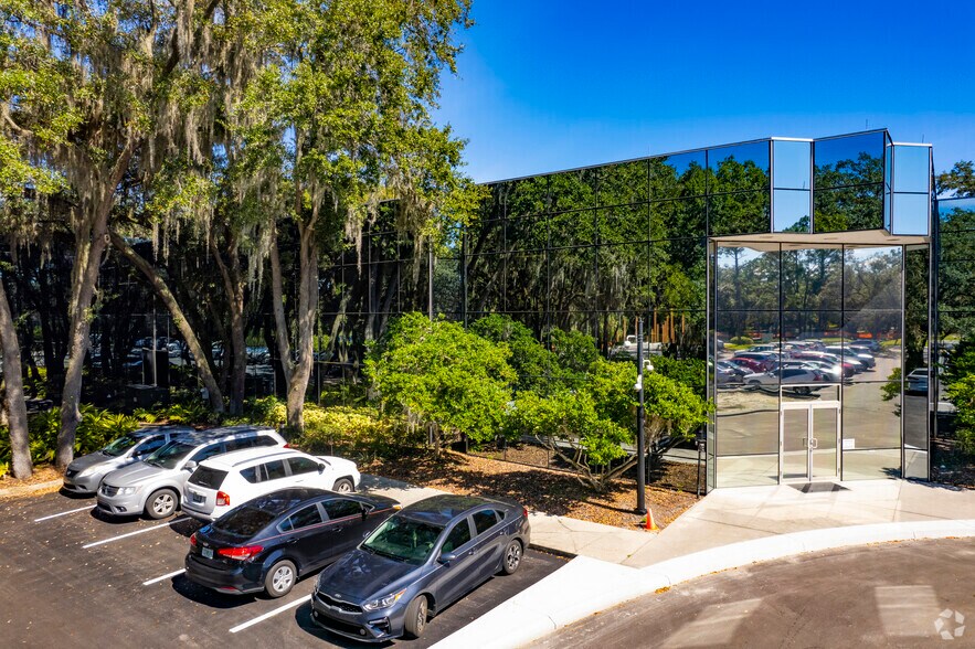 3812 Coconut Palm Dr, Tampa, FL à louer - Photo du bâtiment - Image 3 de 9