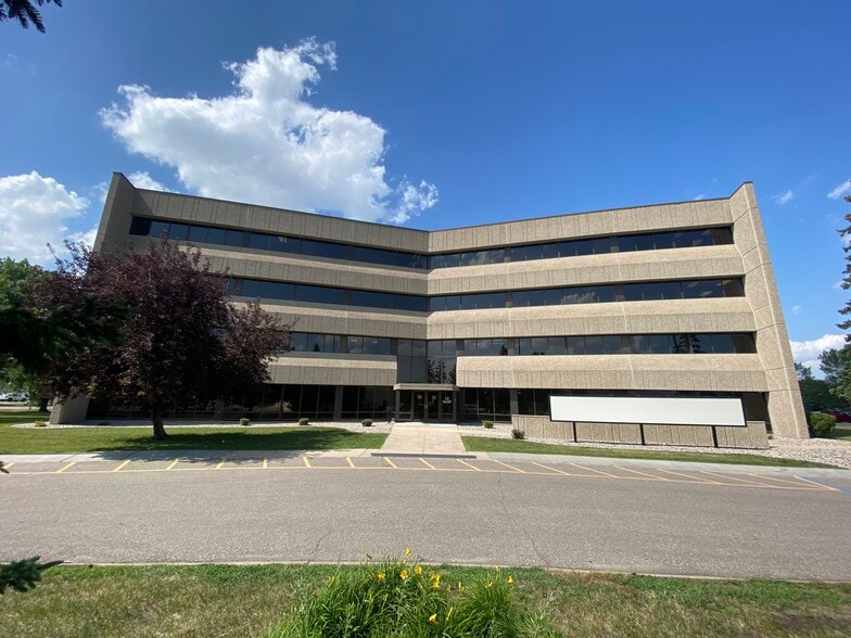 1202 Westrac Dr, Fargo, ND à louer - Photo du bâtiment - Image 3 de 17