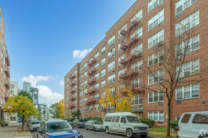 855 E 7th St, Brooklyn, NY à vendre - Photo du bâtiment - Image 2 de 7