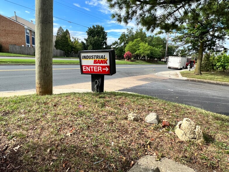 1900 John Hanson Ln, Oxon Hill, MD à vendre - Photo du bâtiment - Image 3 de 26
