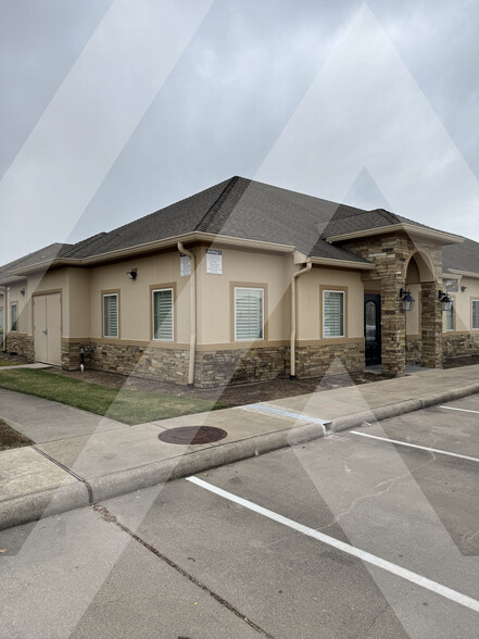 12234 Shadow Creek Pkwy, Pearland, TX for lease - Building Photo - Image 2 of 8