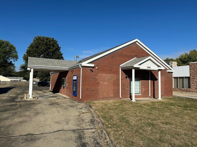 Plus de détails pour 1203 S Mattis Ave, Champaign, IL - Commerce de détail à vendre