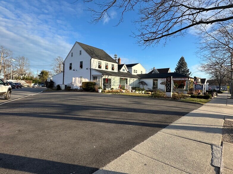 341 Main St, Islip, NY à vendre - Photo du bâtiment - Image 2 de 3