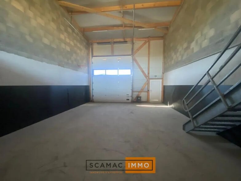 Office in Marignane for lease - Interior Photo - Image 2 of 6