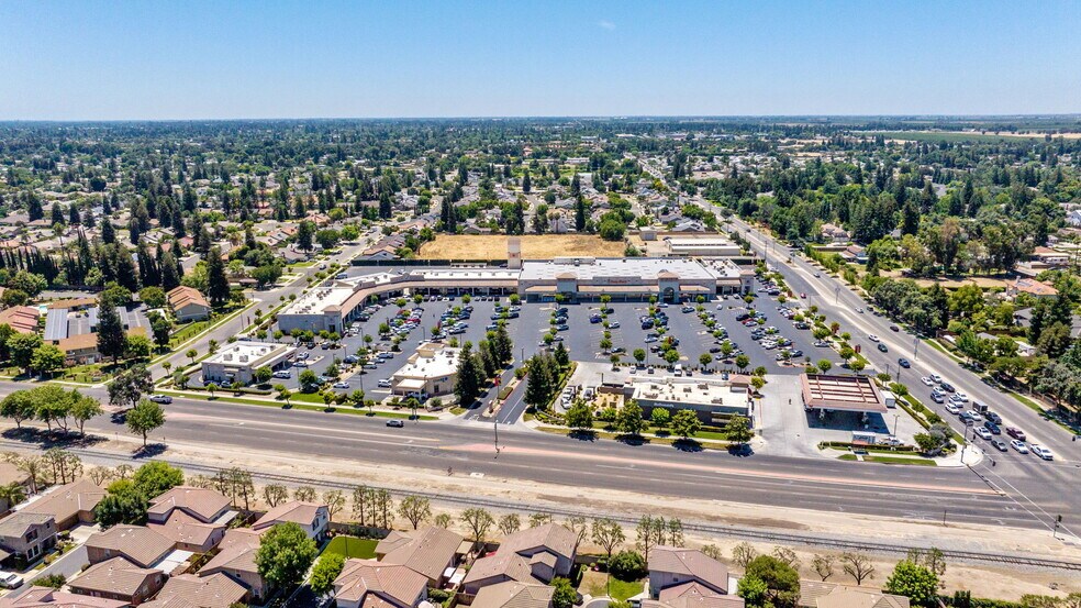 5201-5211 W. Goshen Ave, Visalia, CA à louer - Photo du bâtiment - Image 2 de 7