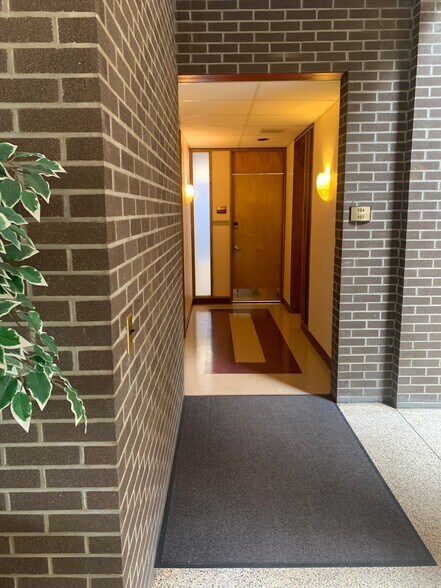 2223 Fulton Dr NW, Canton, OH à louer - Photo du bâtiment - Image 3 de 13
