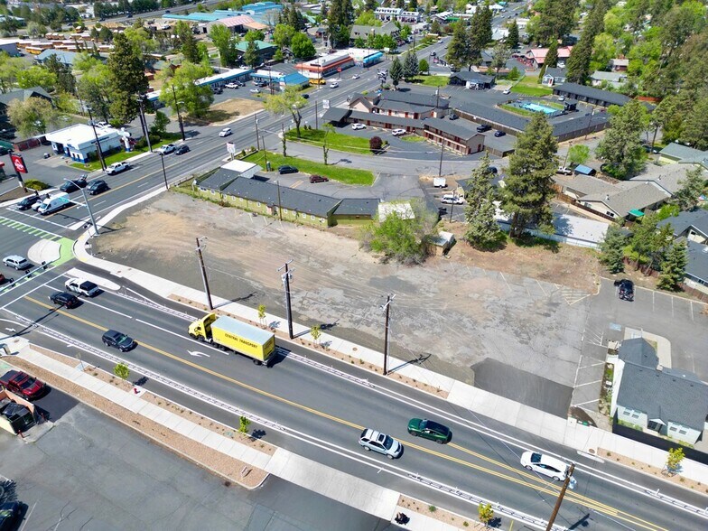 530 SE 3rd St, Bend, OR à vendre - Aérien - Image 3 de 12