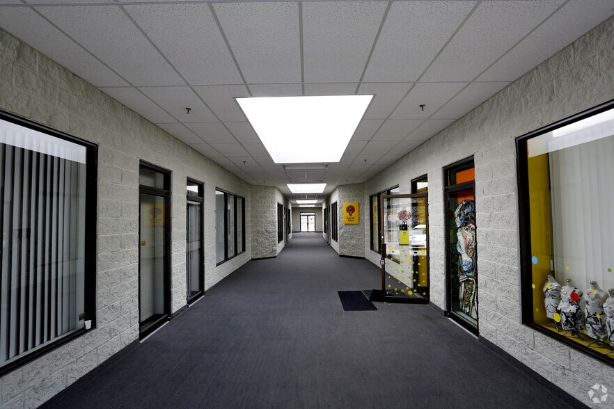 205 Riviera Dr, Markham, ON à louer - Photo intérieure - Image 3 de 10