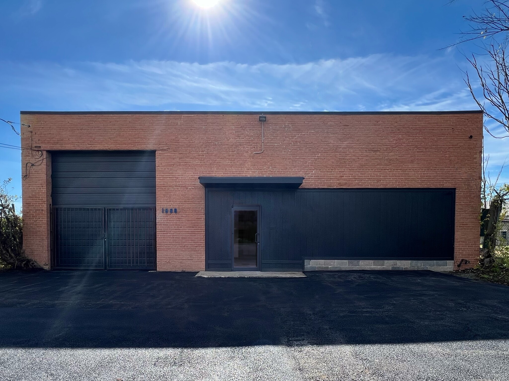 1938 Singleton Blvd, Dallas, TX for lease Primary Photo- Image 1 of 6